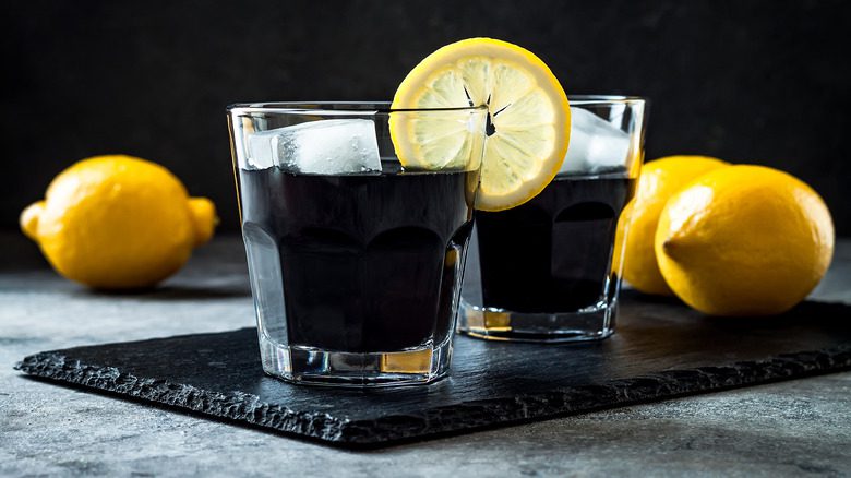 Активированный уголь и вода с лимоном