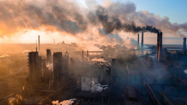 завод, загрязняющий небо
