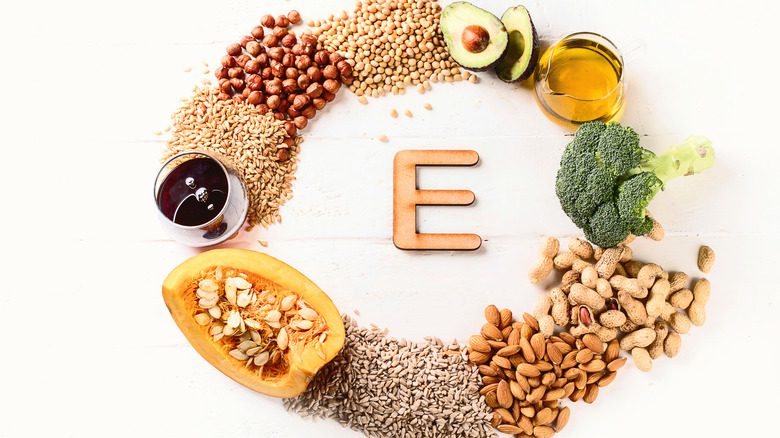 Набор продуктов, богатых витамином е, расположенных по кругу вокруг буквы Е