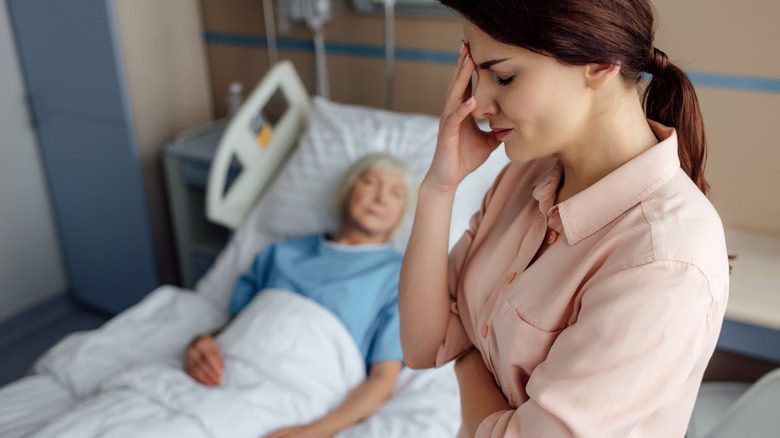 эмоциональный посетитель больницы у постели пациента