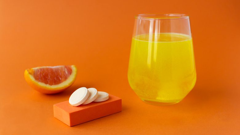 цитрусовые, сок и таблетки витамина С