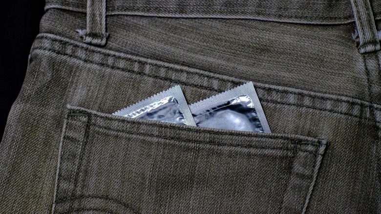 презервативы в заднем кармане джинсов