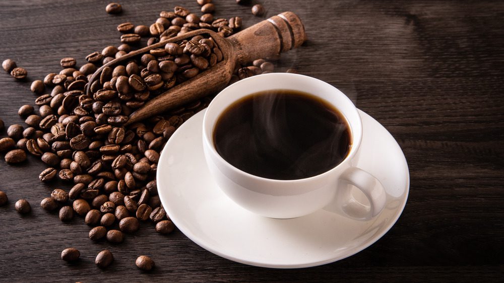 кофейные зерна и кофе на столе