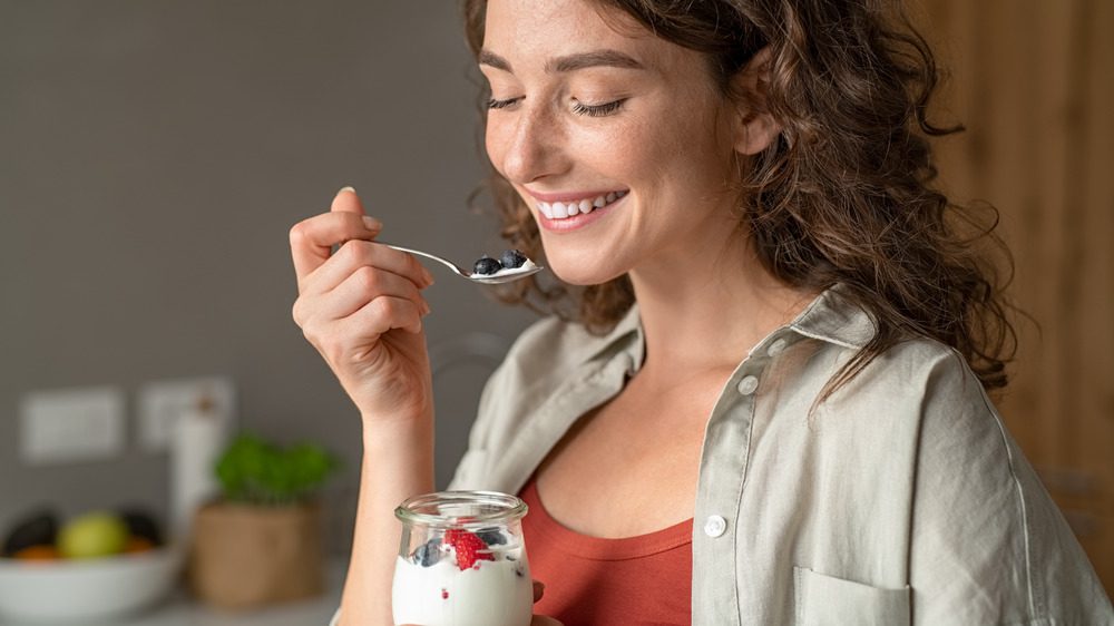 женщина ест йогурт