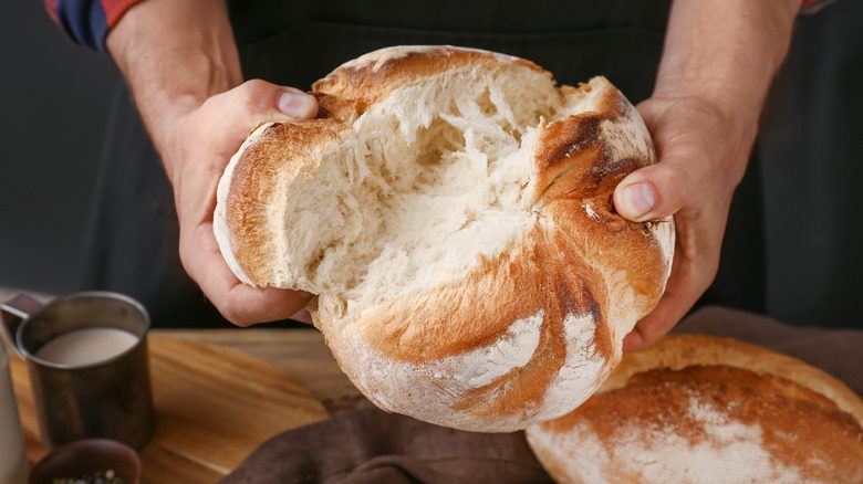 разламывание буханки хлеба