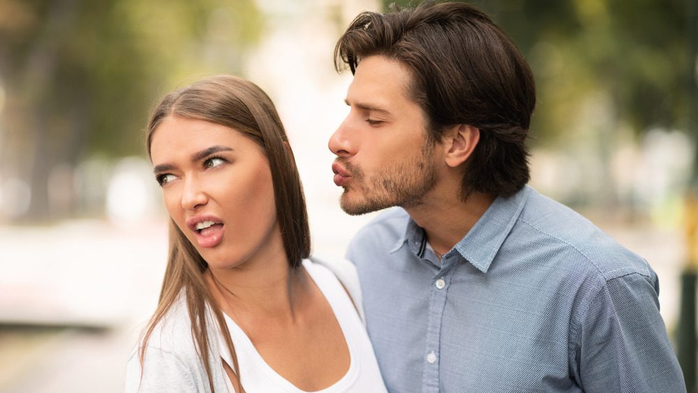 Женщина испытывает отвращение к мужчине, пытающемуся ее поцеловать