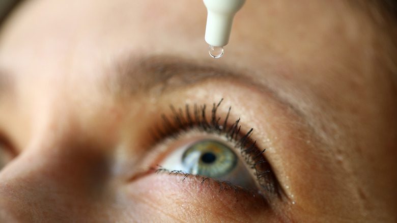 крупный план закапывания глазной капли в глаз