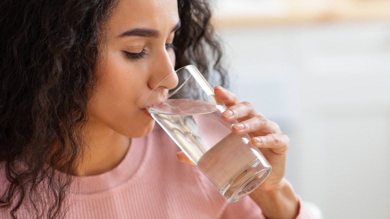 женщина пьет стакан воды