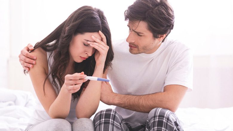 грустная пара с отрицательным тестом на беременность
