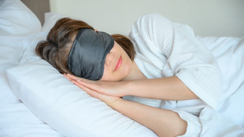 женщина в маске для сна