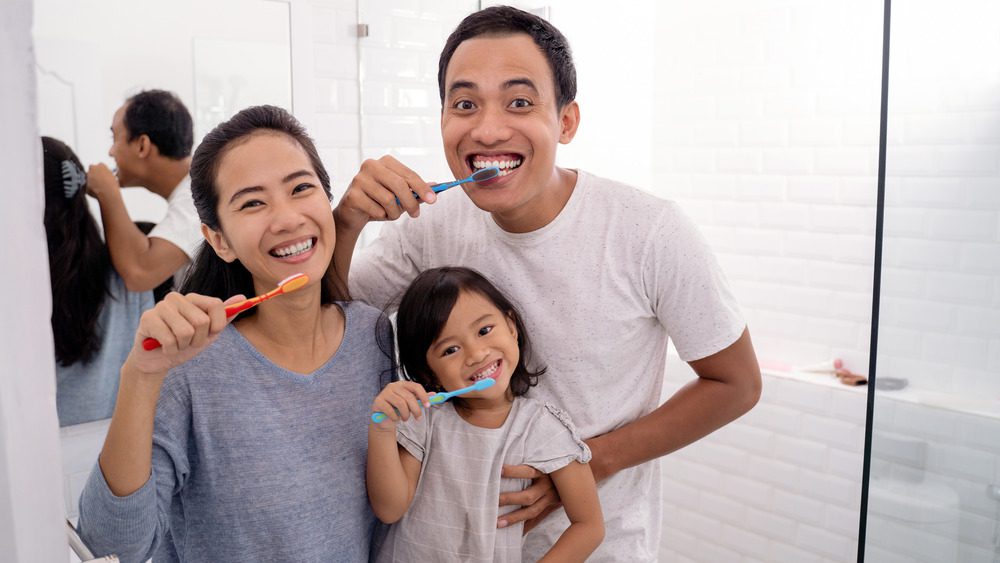 Семейная чистка зубов