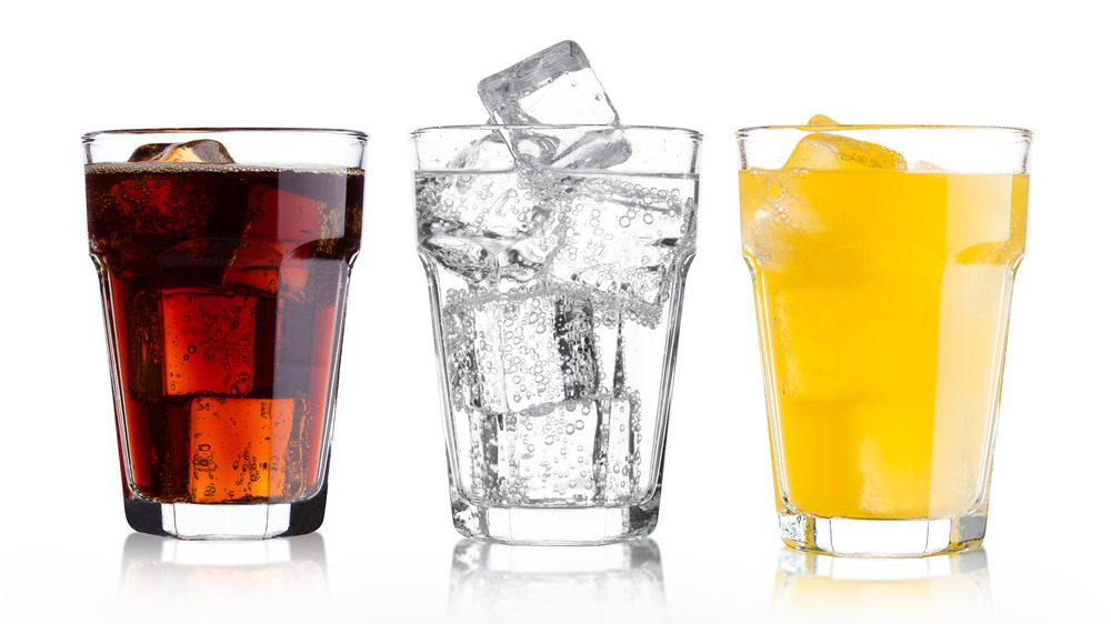 три стакана, один из которых наполнен льдом