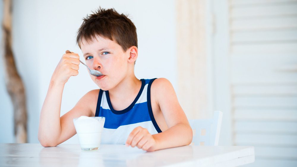 ребёнок ест йогурт