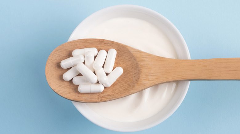 Пробиотические таблетки и йогурт, содержащий пробиотики