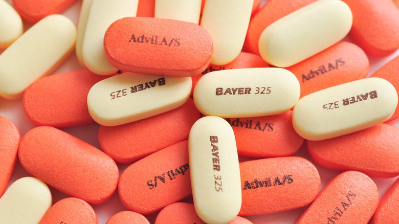Аспирин Bayer и ибупрофен Advil