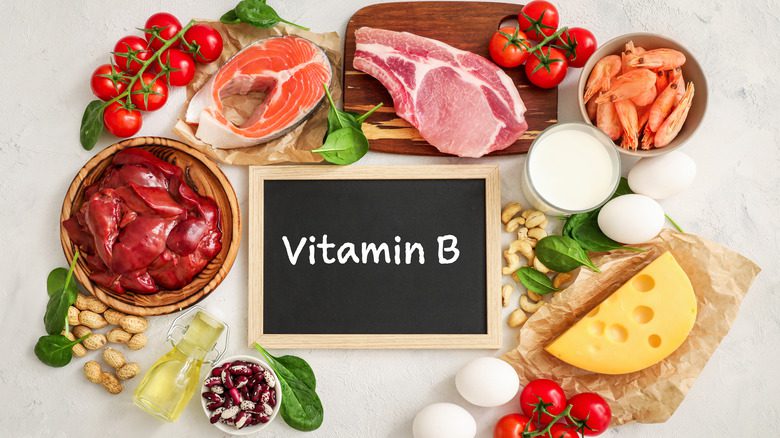 коллекция продуктов с надписью витамин В