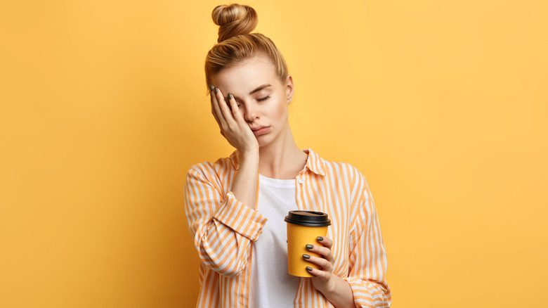 уставшей женщине нужен кофе