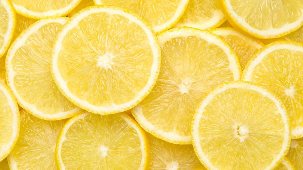 Лимонные дольки, расположенные друг над другом