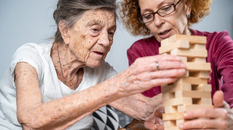 женщина и пожилая женщина играют в игру