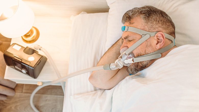 Спящий мужчина с аппаратом CPAP