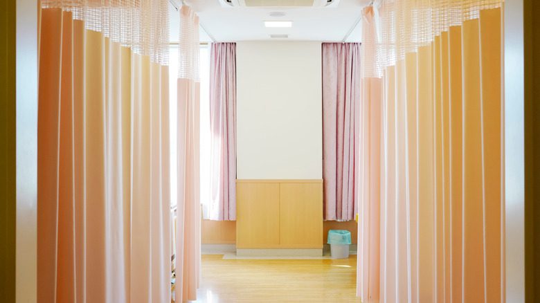 больничные занавески, скрывающие кровати