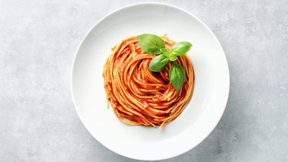 миска спагетти