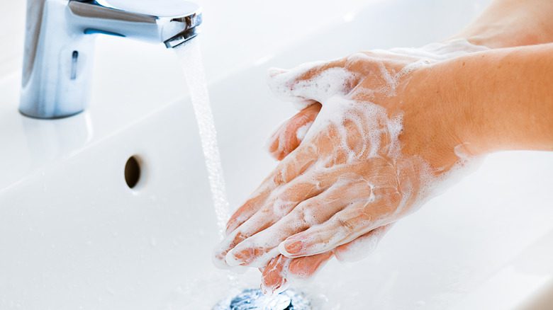 крупный план мытья рук