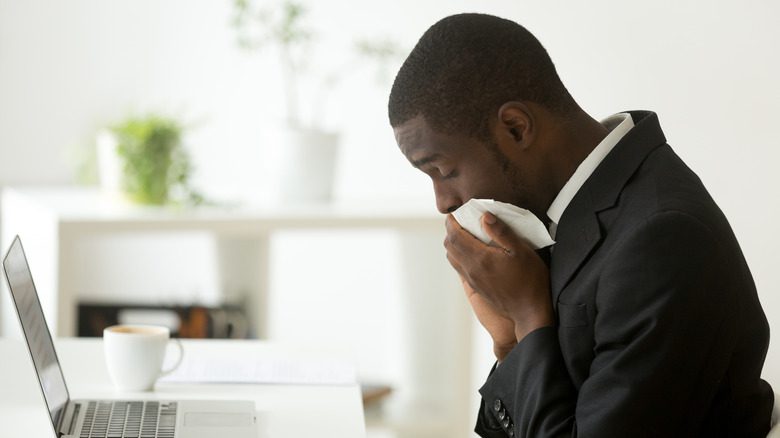 мужчина офисная аллергия сенная лихорадка
