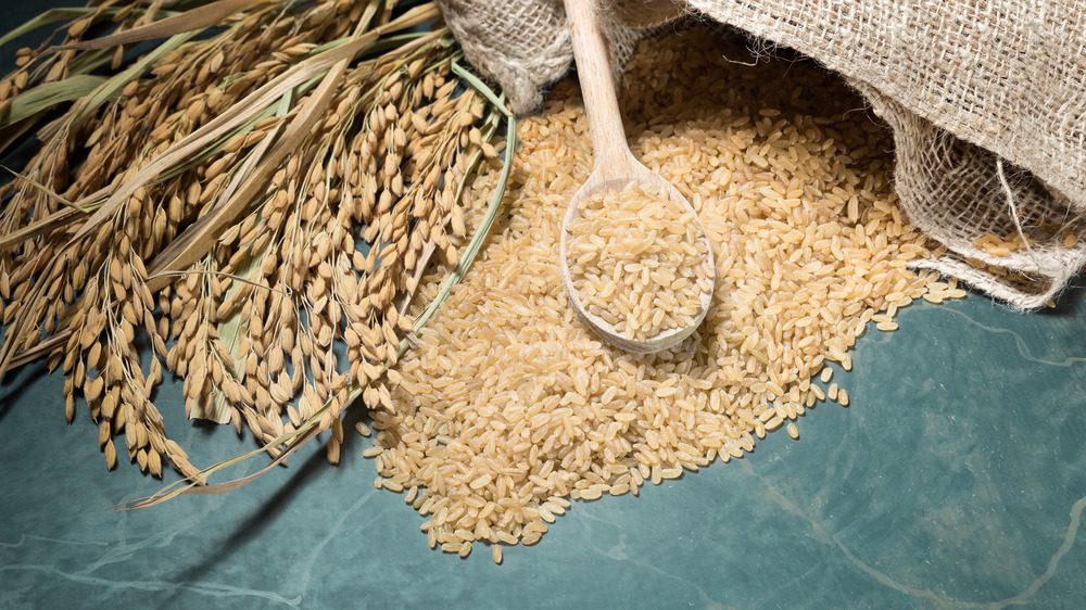 нешлифованный коричневый рис и пшеница
