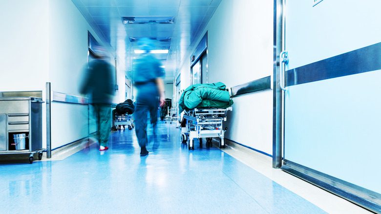 больничный коридор с занятыми медсестрами