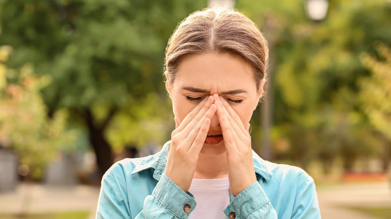женщина аллергия давление в пазухах