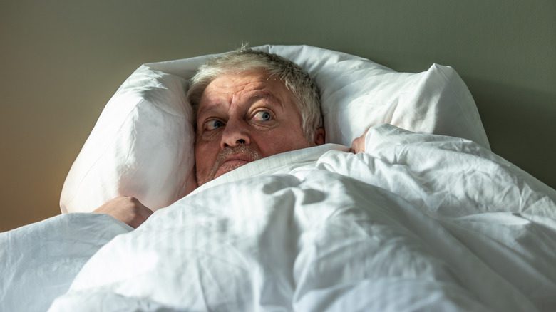 пожилой мужчина напуган в постели