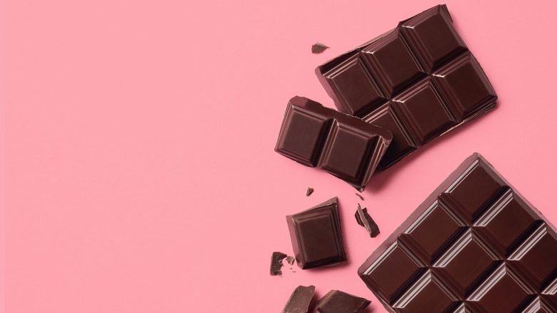 Темный шоколад на розовом фоне
