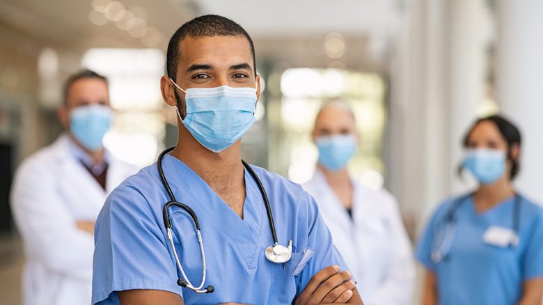 Медицинские работники в масках