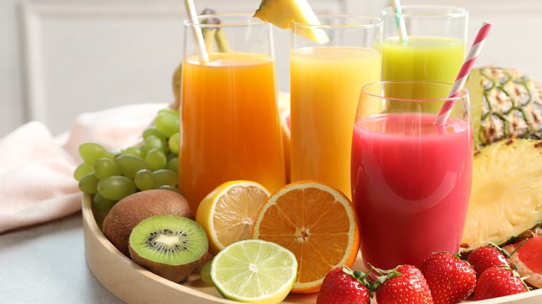 соки из различных фруктов, богатых витамином С