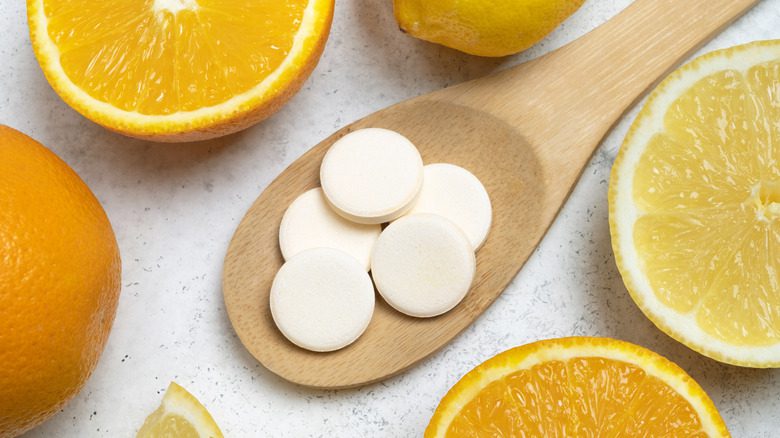 апельсины и таблетки витамина С