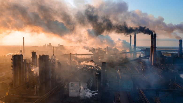 нефтеперерабатывающий завод выбрасывает дым и загрязняющие вещества 