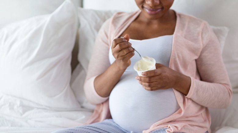 беременная женщина ест
