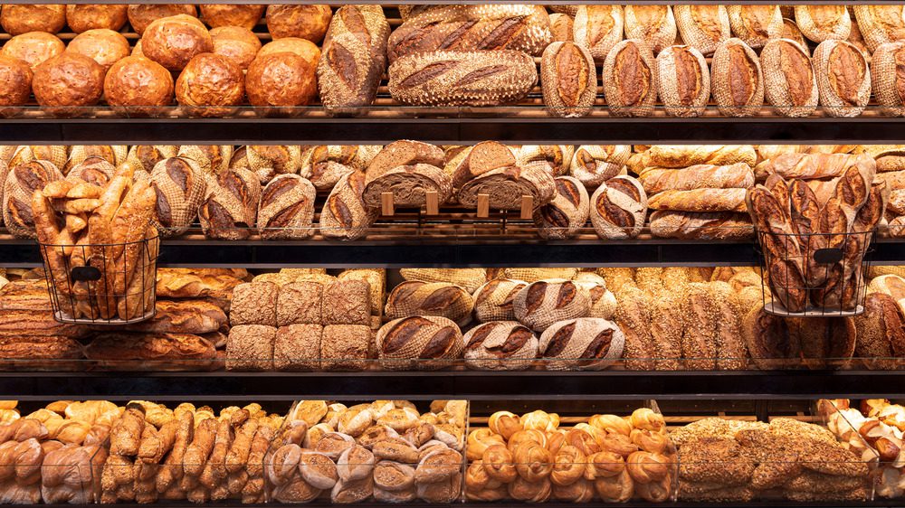 буханки хлеба в магазине