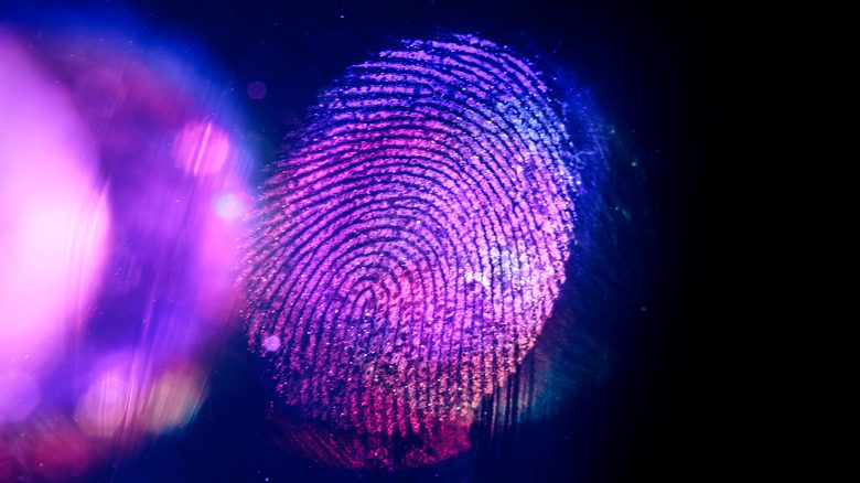 голограмма фиолетового отпечатка пальца на стекле