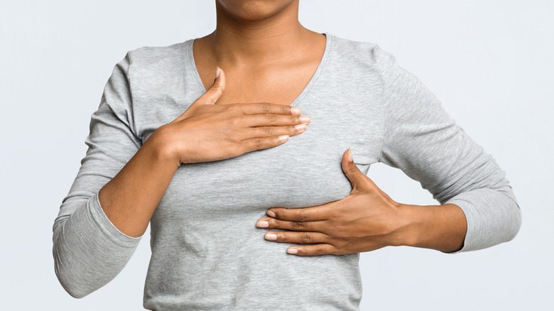 менопаузальная женщина с болью в груди