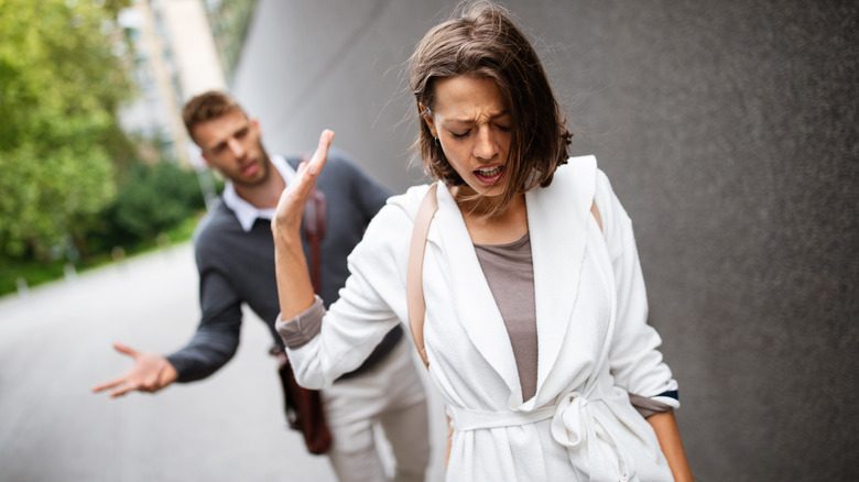 сердитая расстроенная женщина уходит от мужчины